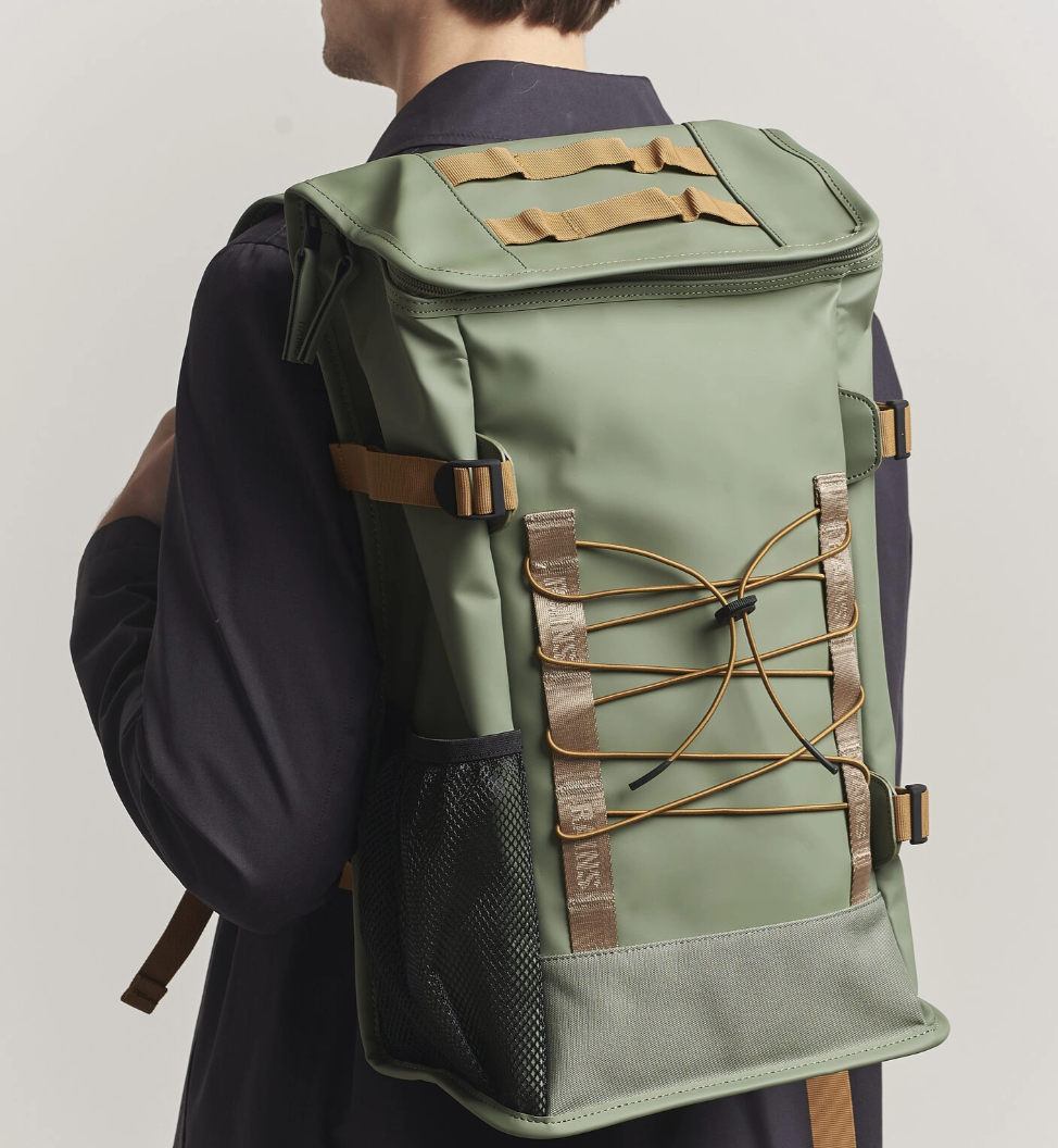Rains Trail Mountaineer Bag in Well | Burrows & Hare